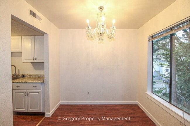 Building Photo - Excellent value in this updated 2 bedroom condo. Easy walk to Juanita beach waterfront park and t...