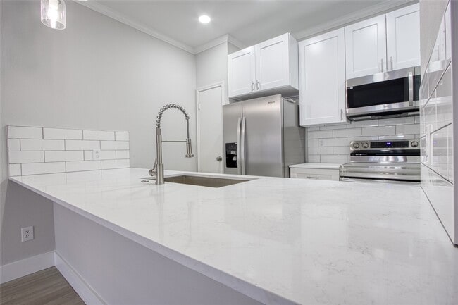 Building Photo - 324 Wilcrest Dr