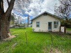 Primary Photo - 3 bed 1 bath house with large yard/garden ...