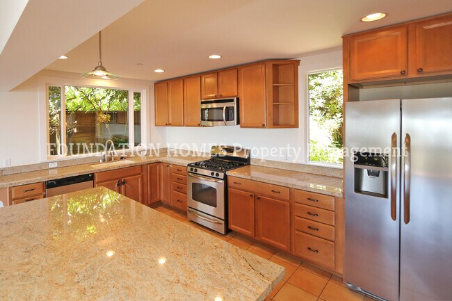 Building Photo - Spectacular home with sweeping views - FOU...