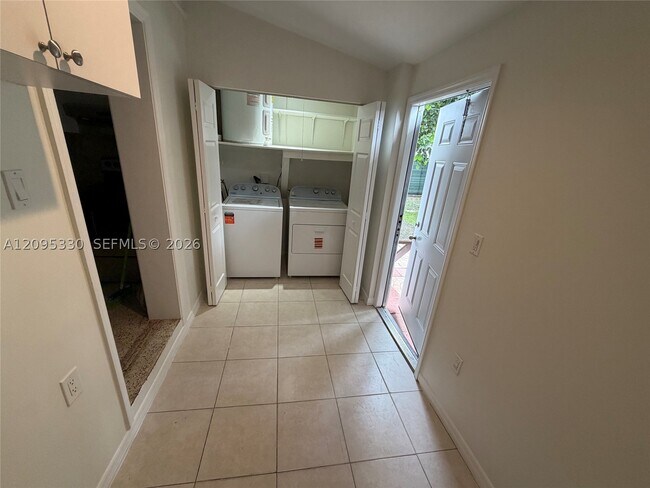 Building Photo - 1047 SW 76th Ave