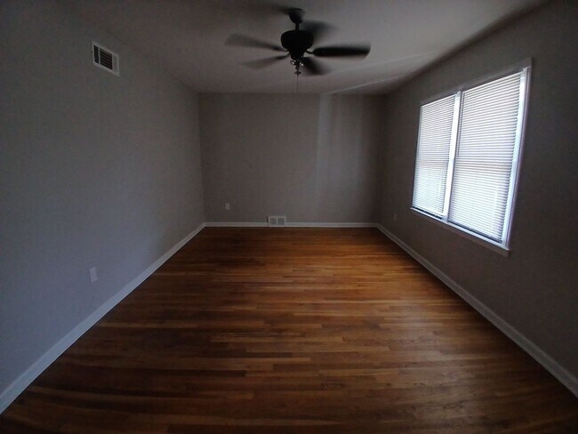 Foto del edificio - Newly Renovated 5 bedroom 3 bath home - Op...