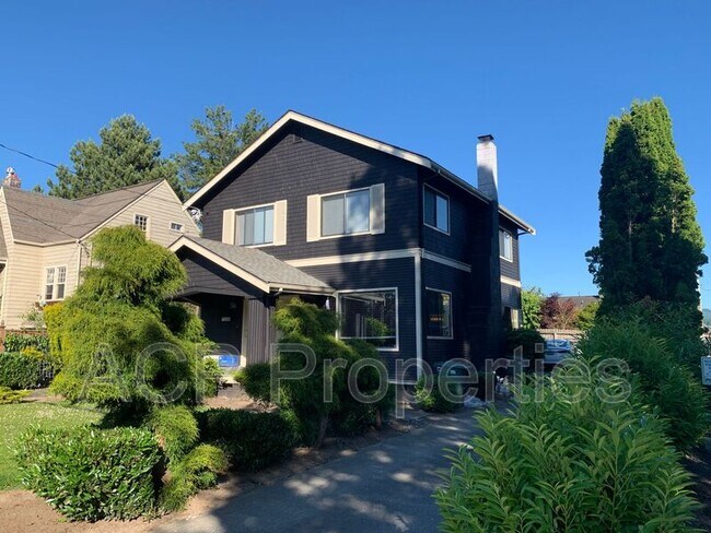 Foto del edificio - 2208 Broadway St