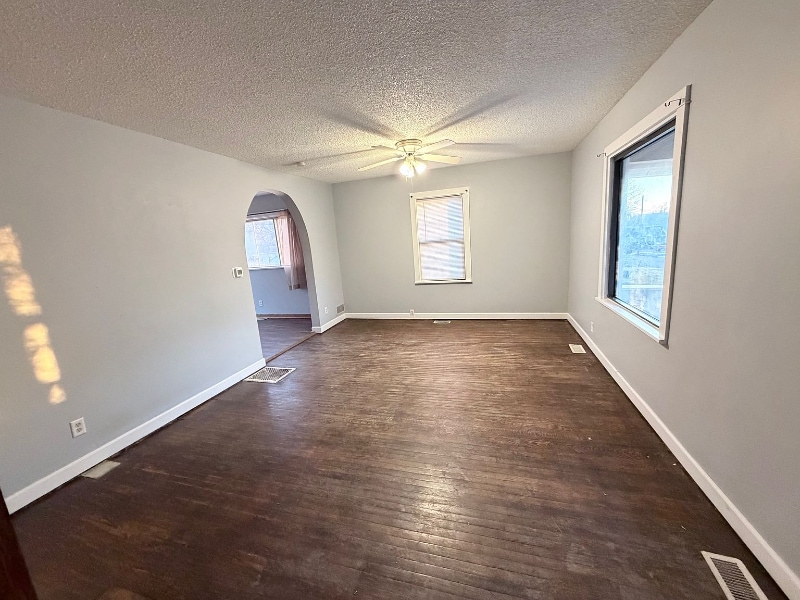 Foto del edificio - 2343 E 12th St