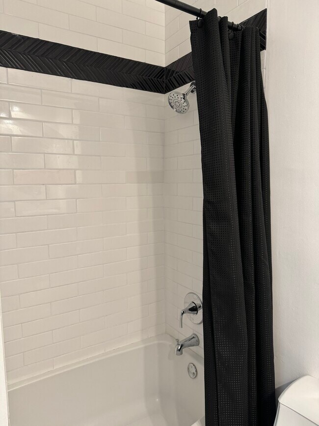 Modern Shower & Bathtub - 15216 S Tarrant Ave
