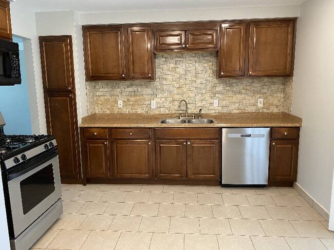 Building Photo - Beautiful updated 3 bedroom ranch