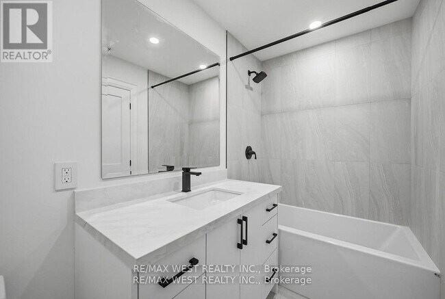 Photo du bâtiment - 390 St Clarens Ave