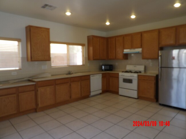 Building Photo - Beautiful 3 bedroom/2.5 baths located acro...