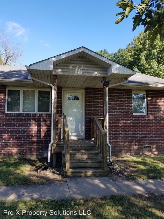 Primary Photo - 405 E Adams St