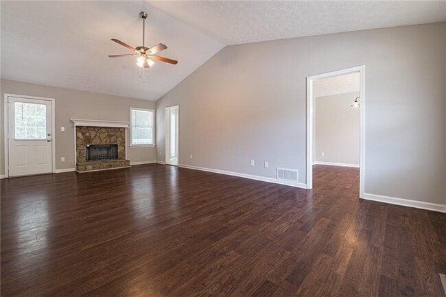 Foto del edificio - 493 Silverthorne Cir