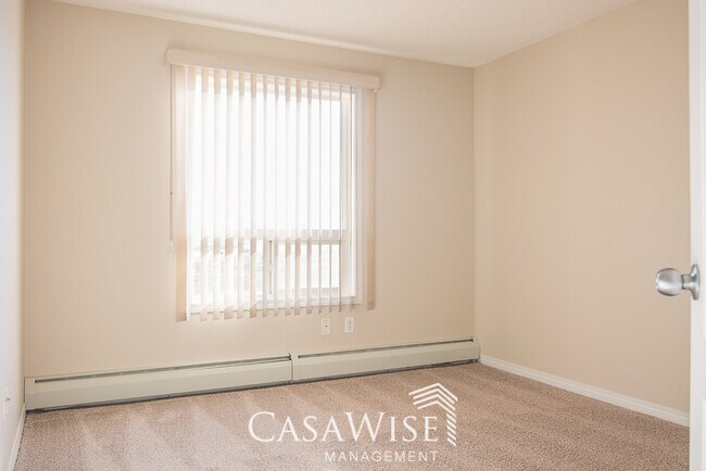 Building Photo - 7331-7331 South Terwillegar Dr NW