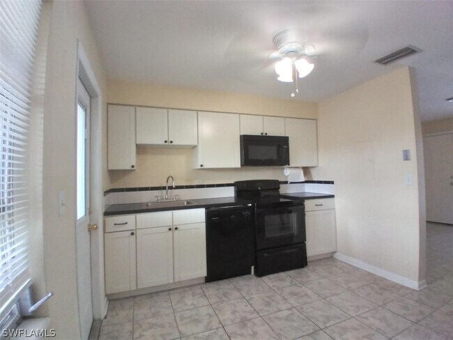 Building Photo - 4818 Palm Tree Dr