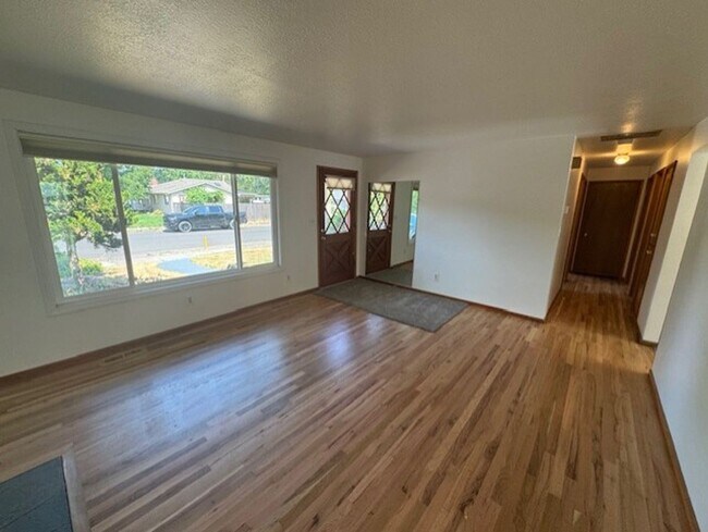 Foto del edificio - Available Now – Updated 3 Bedroom, 2 Bath ...
