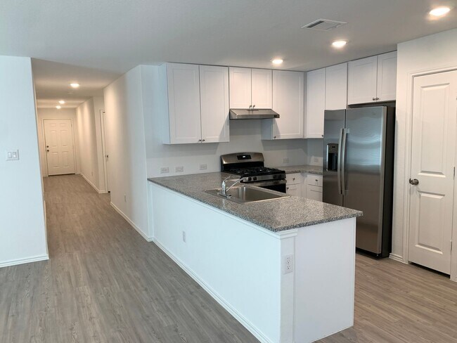 Foto del edificio - Luxury Vinyl Plank Through Out (No Carpet)...
