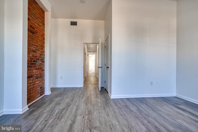Building Photo - 131 E North Ave