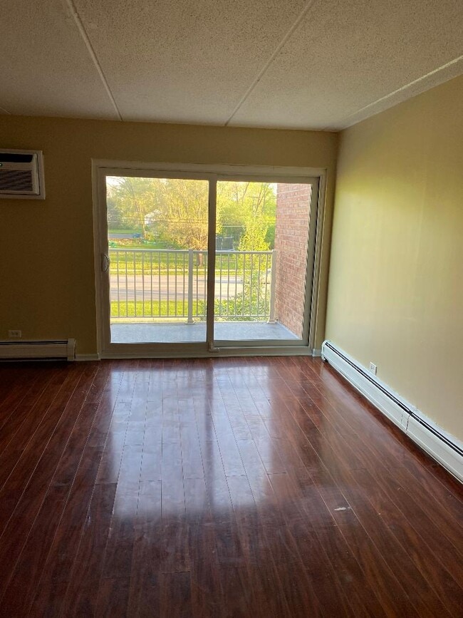 Photo - 300 W Fullerton Ave Apartment
