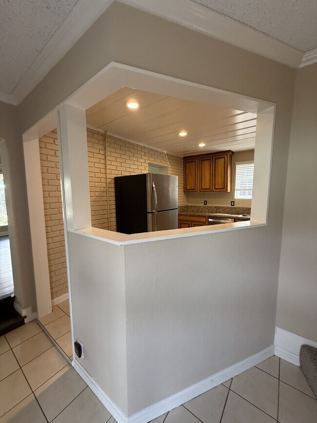 Foto del edificio - Spacious 4 Bedroom 2.5 Bathroom Hayward Home with Fresh Paint and New Carpet