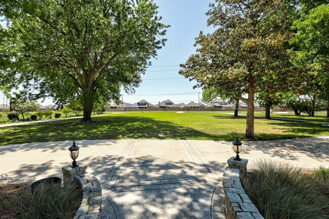 Foto del edificio - 1501 E Cedar Lane Rd