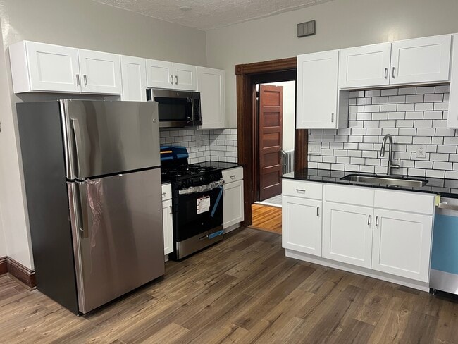 Building Photo - 93 Newton St