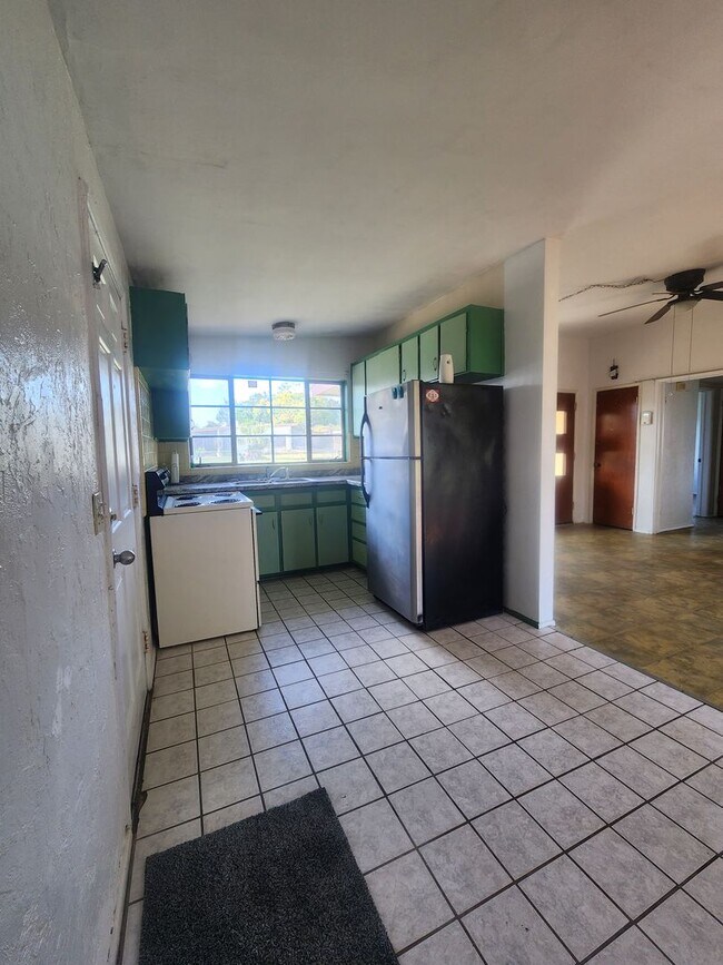 Foto del edificio - 2 Bedroom 1 Bath Single Family Home, Fence...
