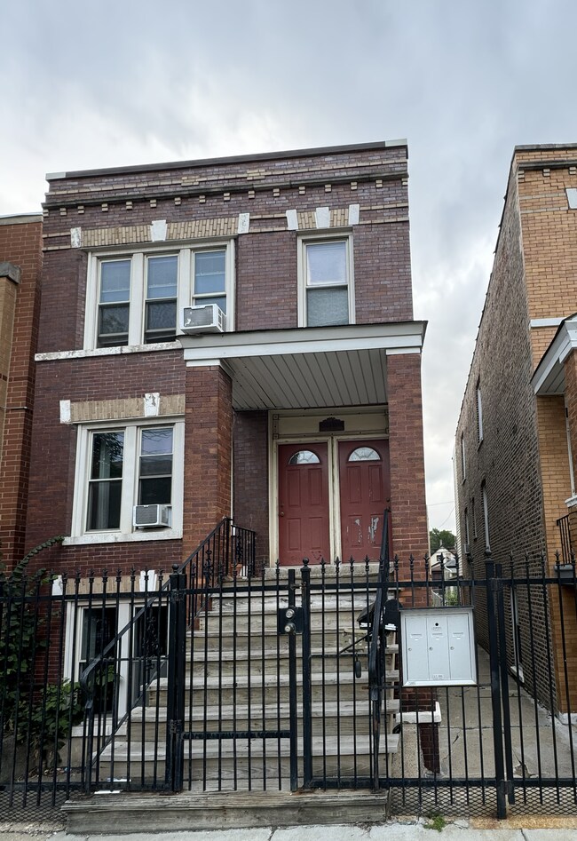Building Photo - 2440 W Augusta Blvd