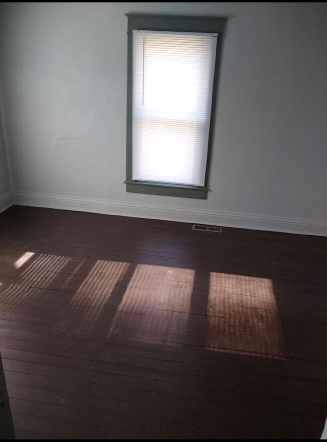 Building Photo - $1095 - 4 bed 1 bath - Single Family Home