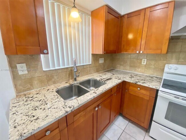 Building Photo - 3 bedroom in Hollywood FL 33023
