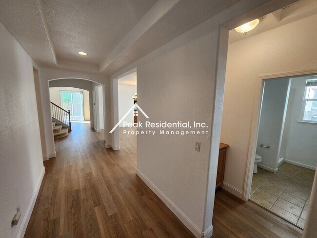 Foto del edificio - Large 4-bedroom in Elk Grove recently upda...