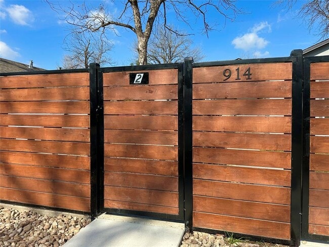 Building Photo - 914 E 39th St