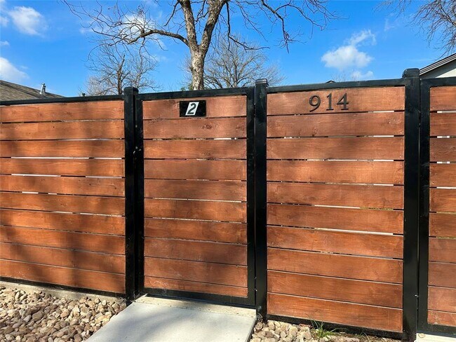 Foto del edificio - 914 E 39th St