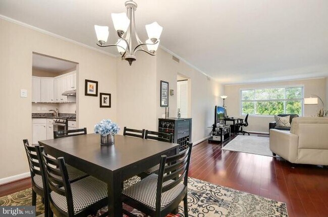 Comedor y sala de estar - 8315 N Brook Ln