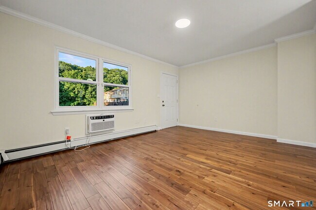 Foto del edificio - 74 Ridge Rd