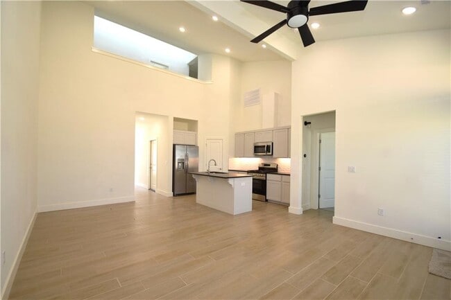 Building Photo - 421 Amethyst Rd