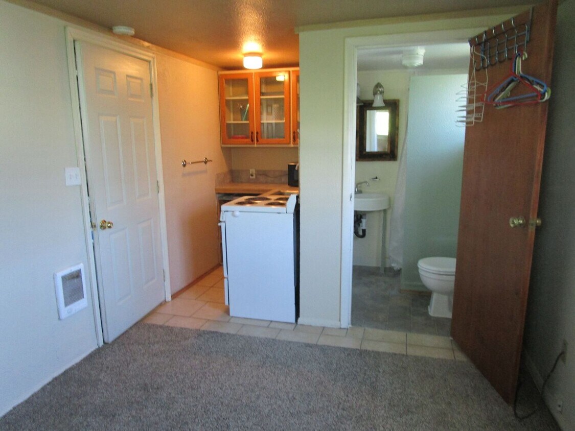 Building Photo - Studio in Heart of Prineville - Available ...