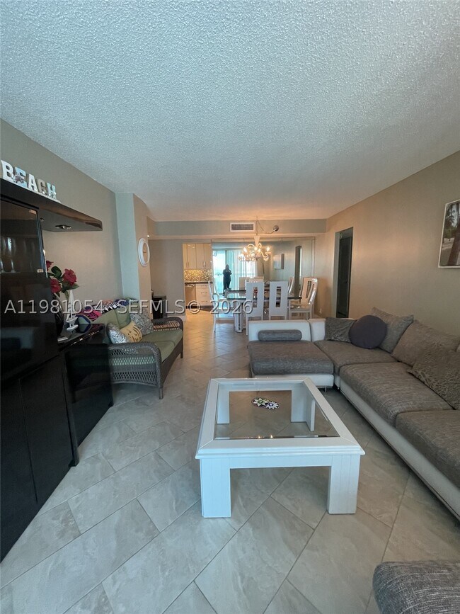 Building Photo - 1410 S Ocean Dr