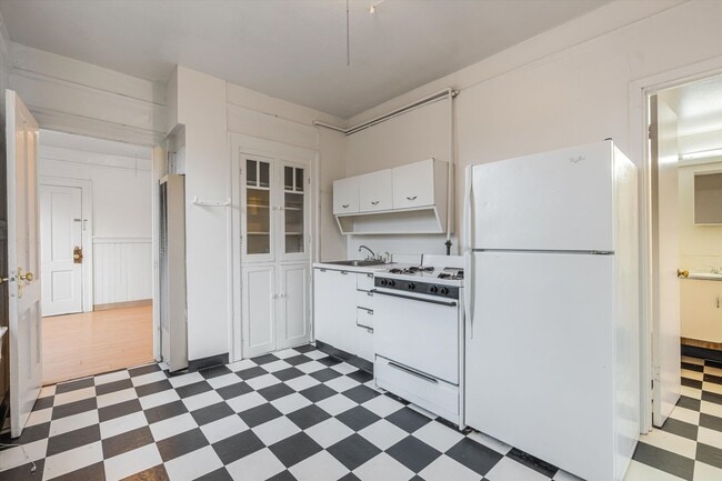 Building Photo - Great deal on a plex in Goose Hollow!