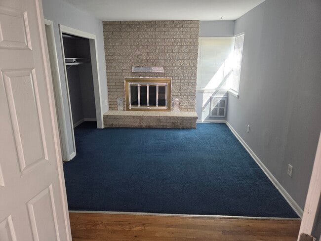 Foto del edificio - 7307 Dickinson Ave