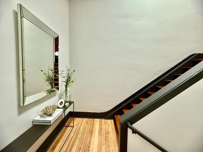 Foto del edificio - Beautifully Refinished Historic Downtown Apartment!