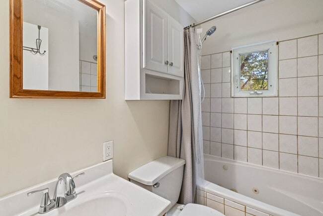 Building Photo - MOVE IN SPECIAL! SCORE HALF OFF 1ST MONTH'...