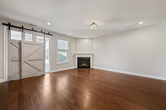 Building Photo - Townhome in the Perfect Durham Location!
