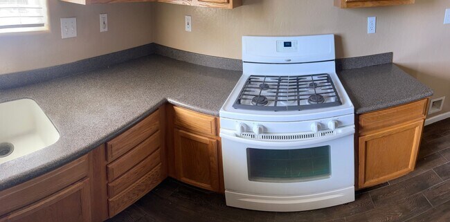 Building Photo - 5 Bedroom / 2.5 Bathroom for rent $2,995