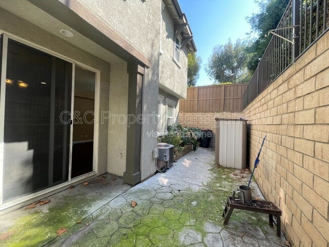 Building Photo - 425 S Meadowbrook Dr