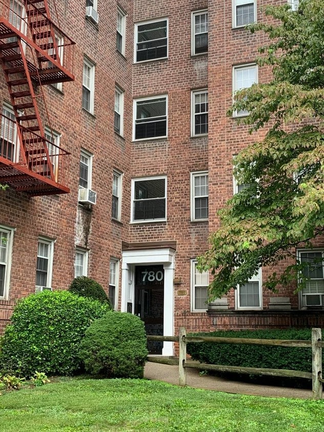Primary Photo - 780 Bronx River Rd