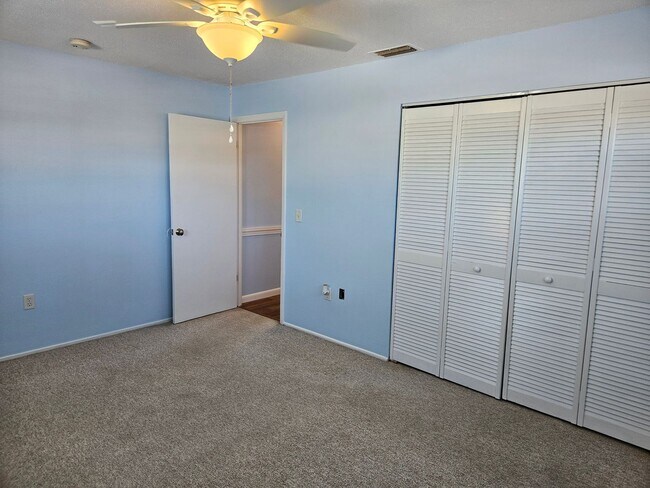 Foto del edificio - Annual Unfurnished 2nd Floor Condo For Rent on Venice Island!
