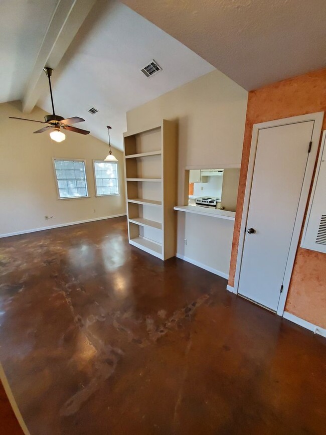 Building Photo - College Station - 2 bedroom /2 bath condo ...