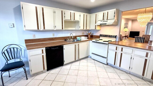 Building Photo - 5242 Privet Pl