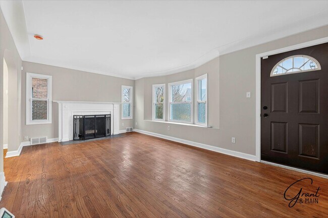 Building Photo - 3 bedroom 2 bathroom $1580