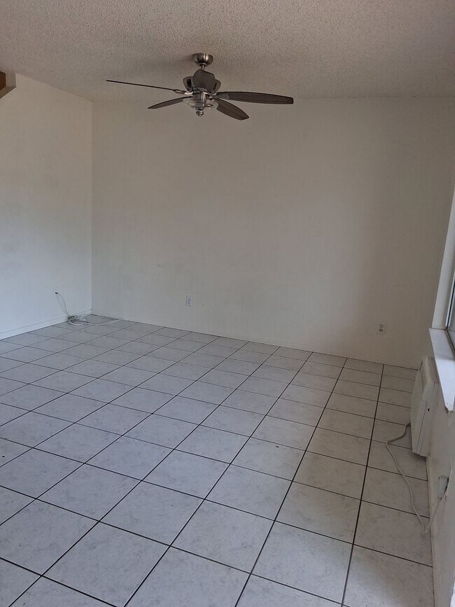 Building Photo - 3 bdroom, 2.5 bath