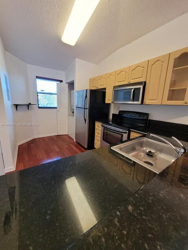 Foto del edificio - 9972 Nob Hill Pl