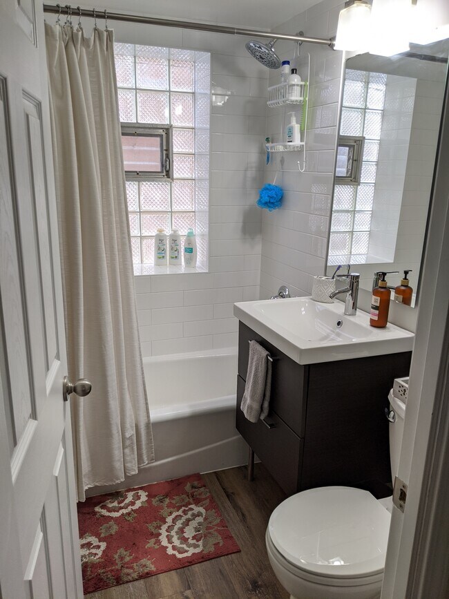 bathroom - 6626 W Devon Ave